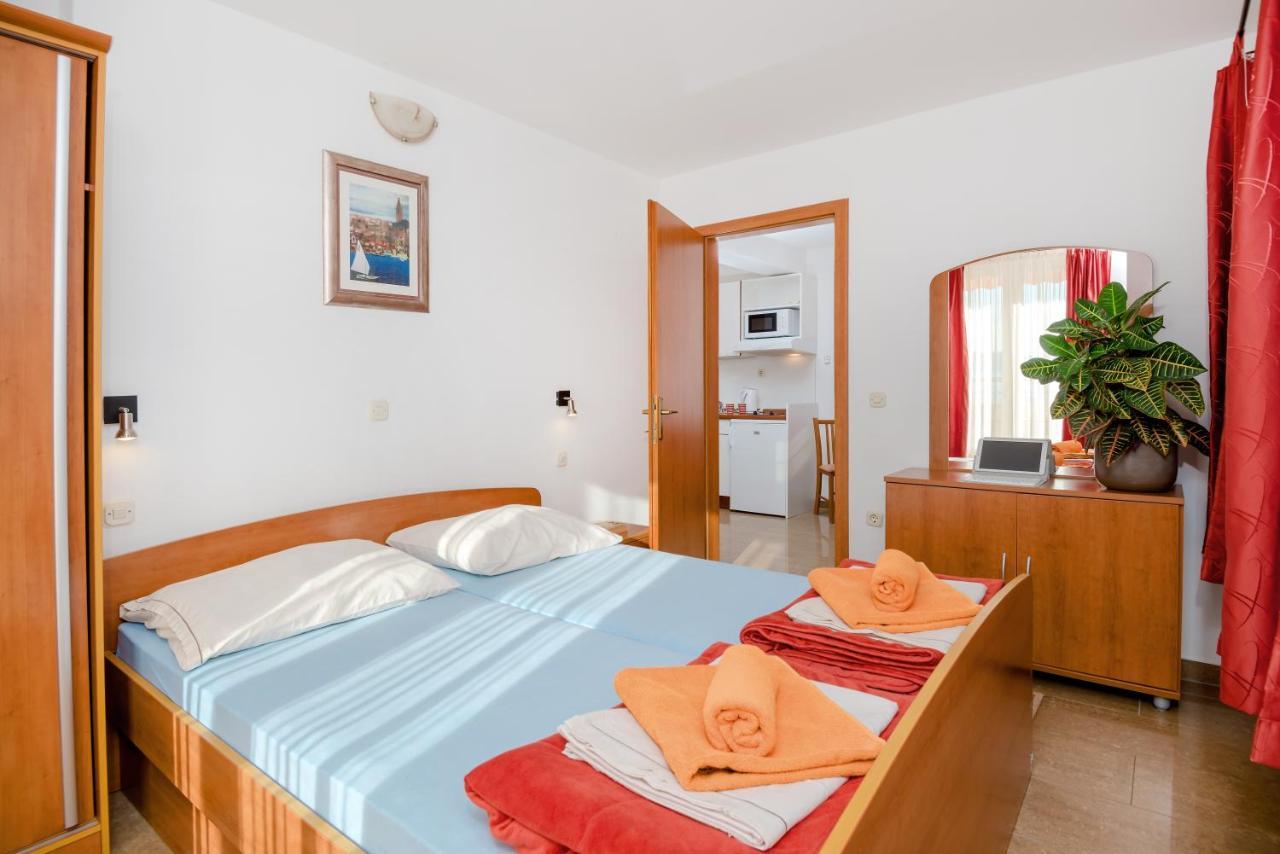 Apartments Vila Adrijana & Fitness Studio Wolf Bv Baska Voda Bagian luar foto