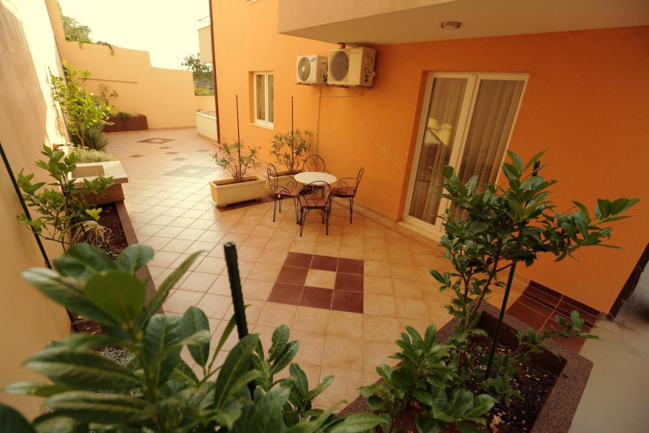 Apartments Vila Adrijana & Fitness Studio Wolf Bv Baska Voda Bagian luar foto
