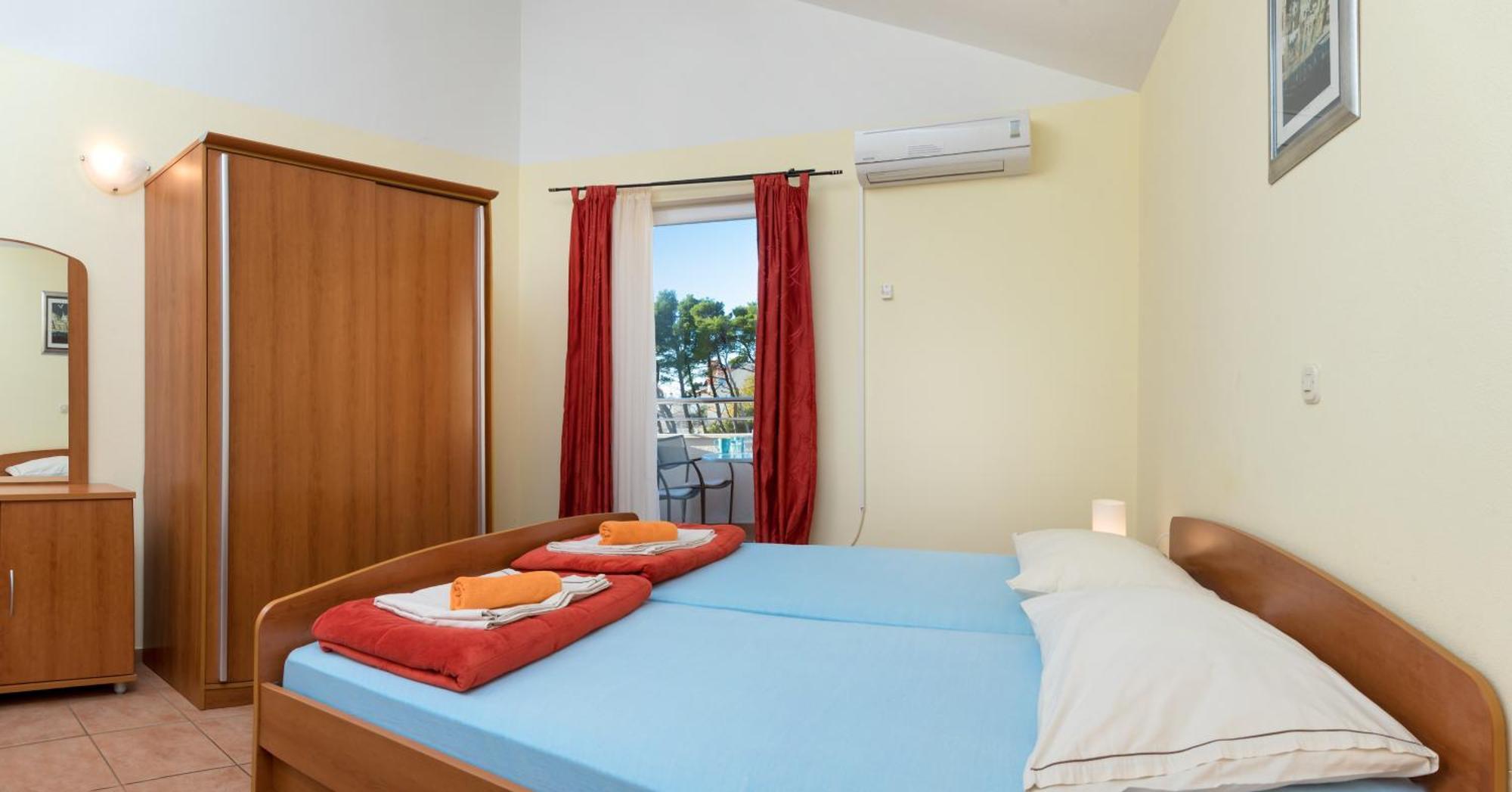Apartments Vila Adrijana & Fitness Studio Wolf Bv Baska Voda Bagian luar foto