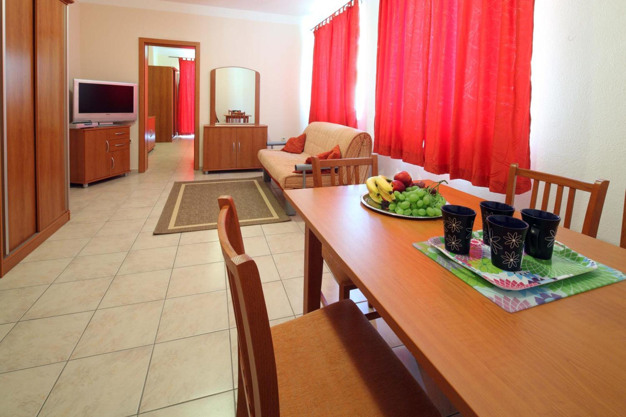 Apartments Vila Adrijana & Fitness Studio Wolf Bv Baska Voda Bagian luar foto
