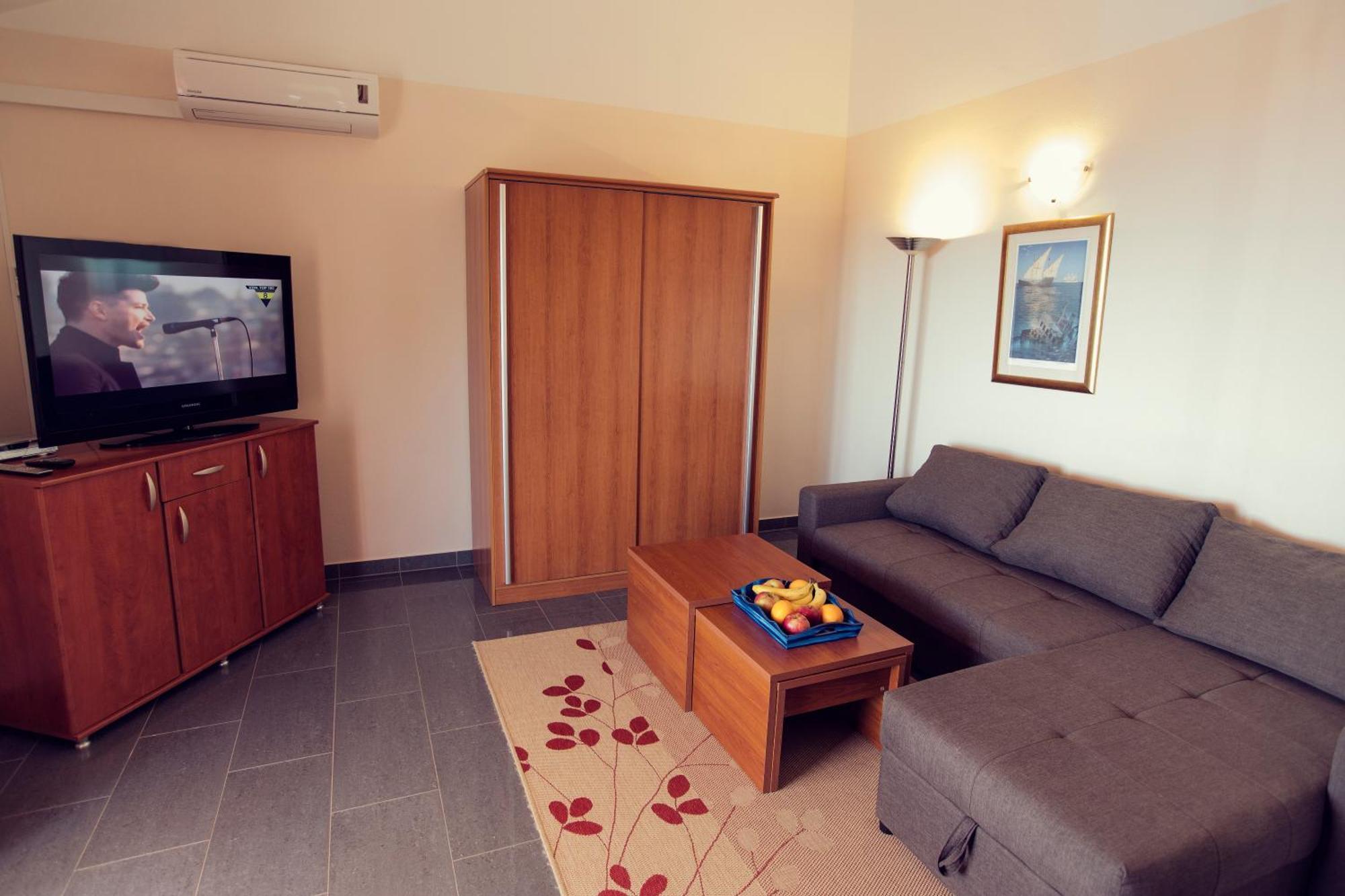 Apartments Vila Adrijana & Fitness Studio Wolf Bv Baska Voda Bagian luar foto