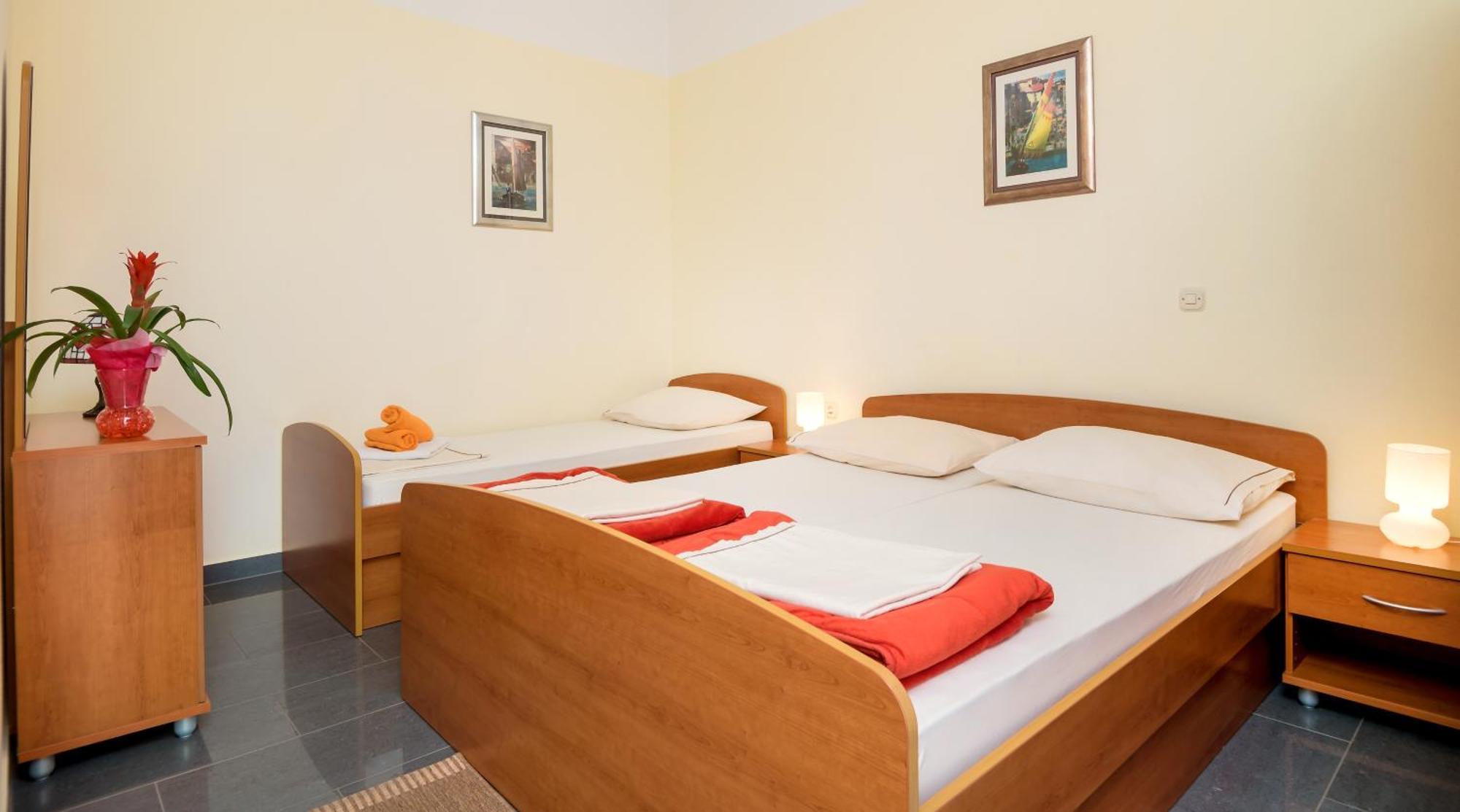 Apartments Vila Adrijana & Fitness Studio Wolf Bv Baska Voda Bagian luar foto