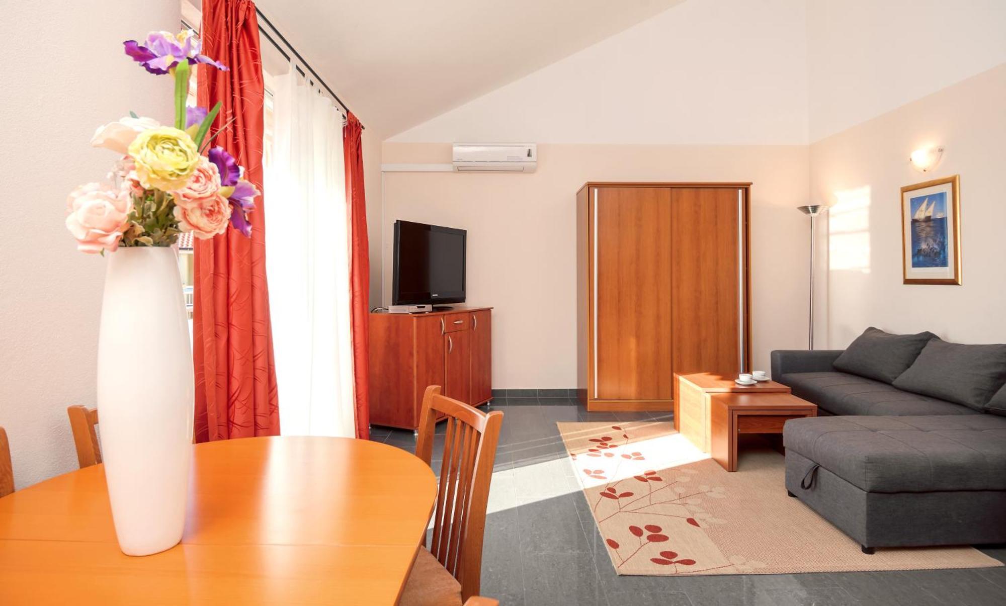 Apartments Vila Adrijana & Fitness Studio Wolf Bv Baska Voda Bagian luar foto