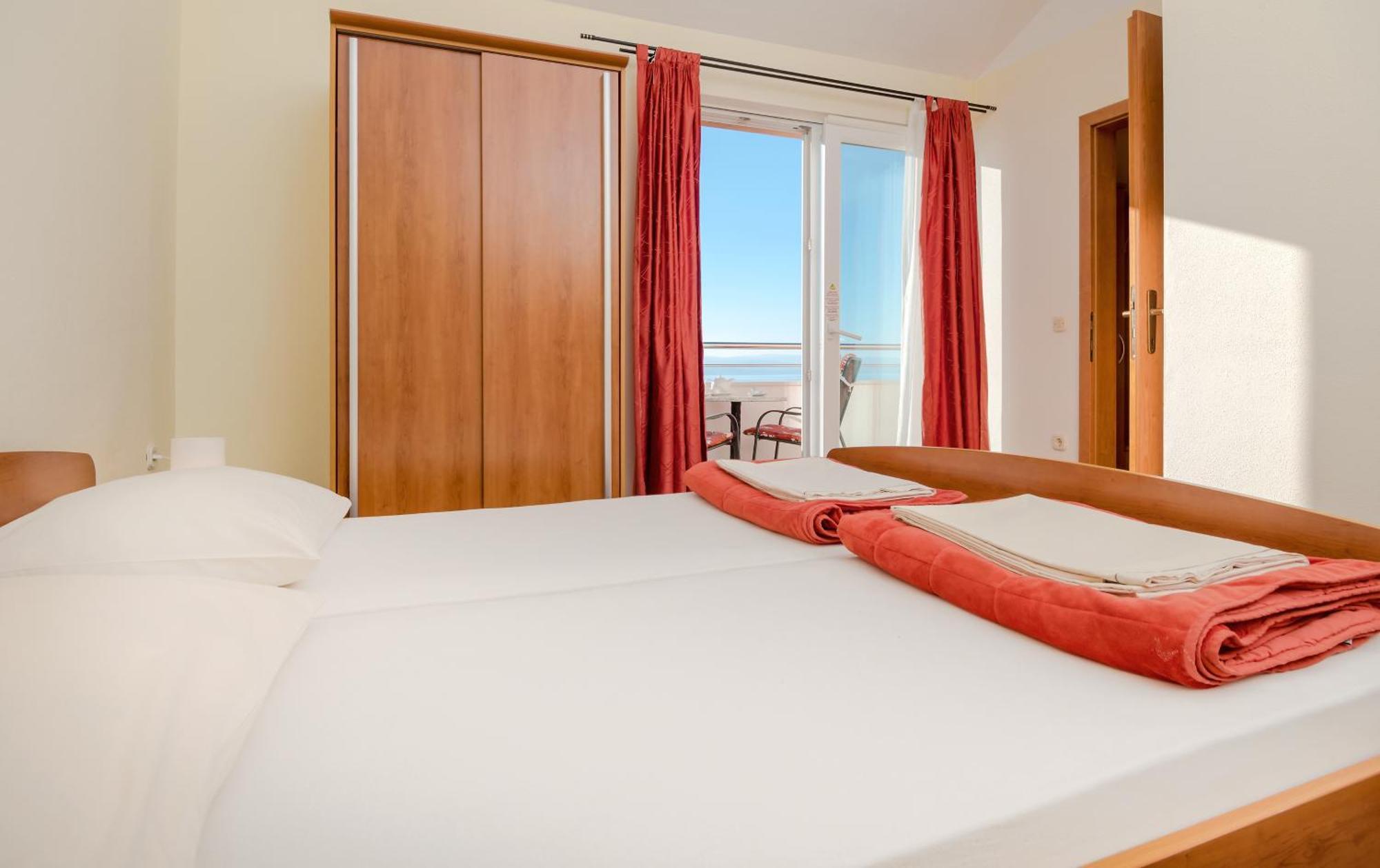 Apartments Vila Adrijana & Fitness Studio Wolf Bv Baska Voda Bagian luar foto