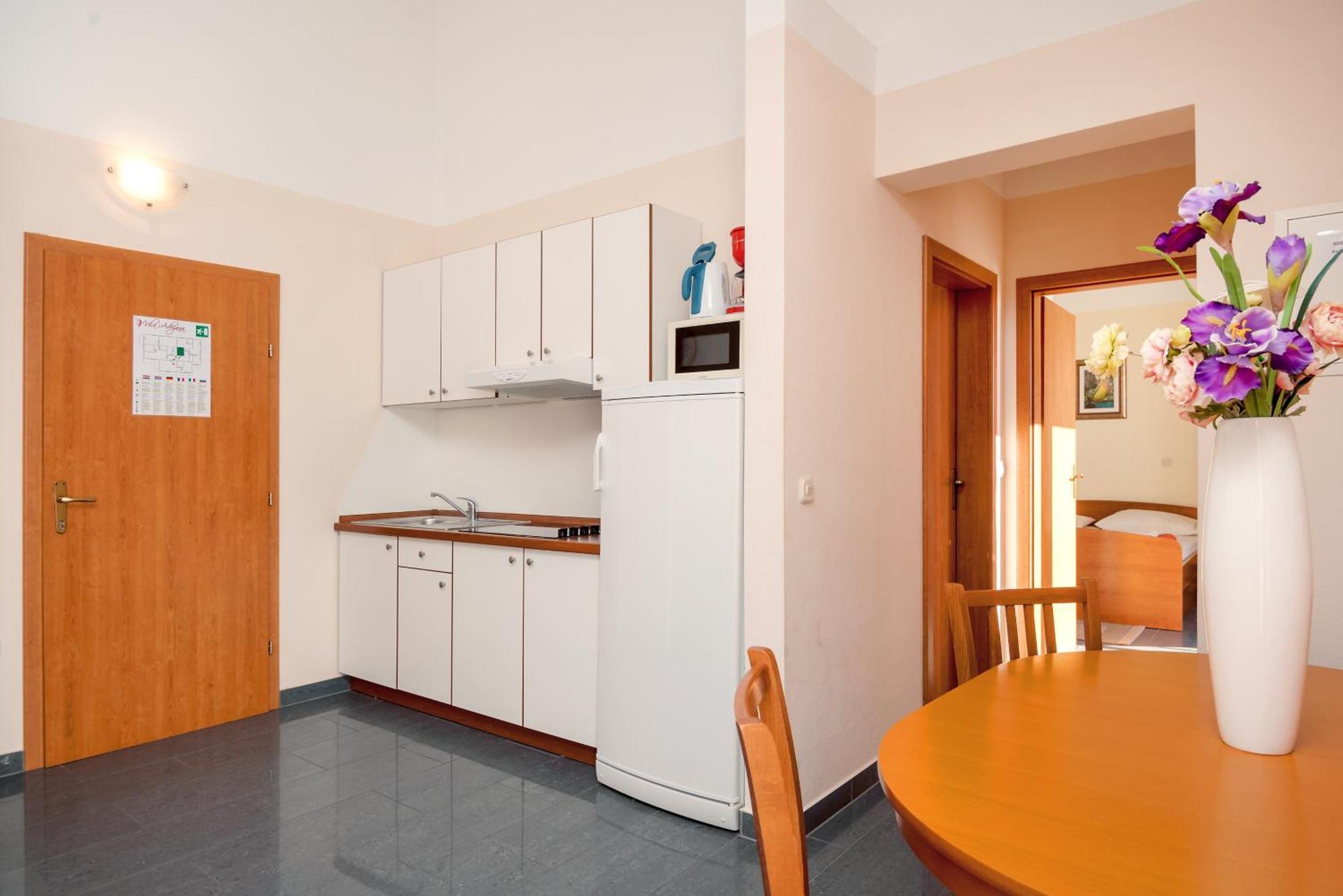 Apartments Vila Adrijana & Fitness Studio Wolf Bv Baska Voda Bagian luar foto