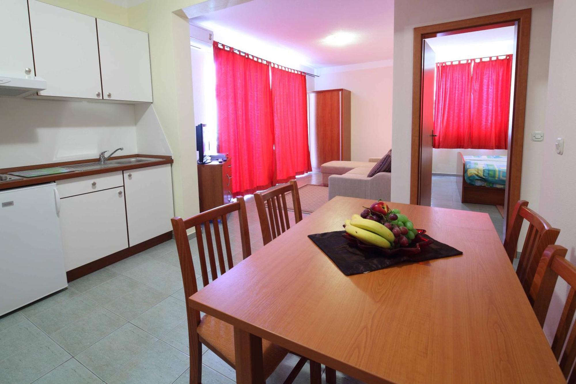 Apartments Vila Adrijana & Fitness Studio Wolf Bv Baska Voda Bagian luar foto
