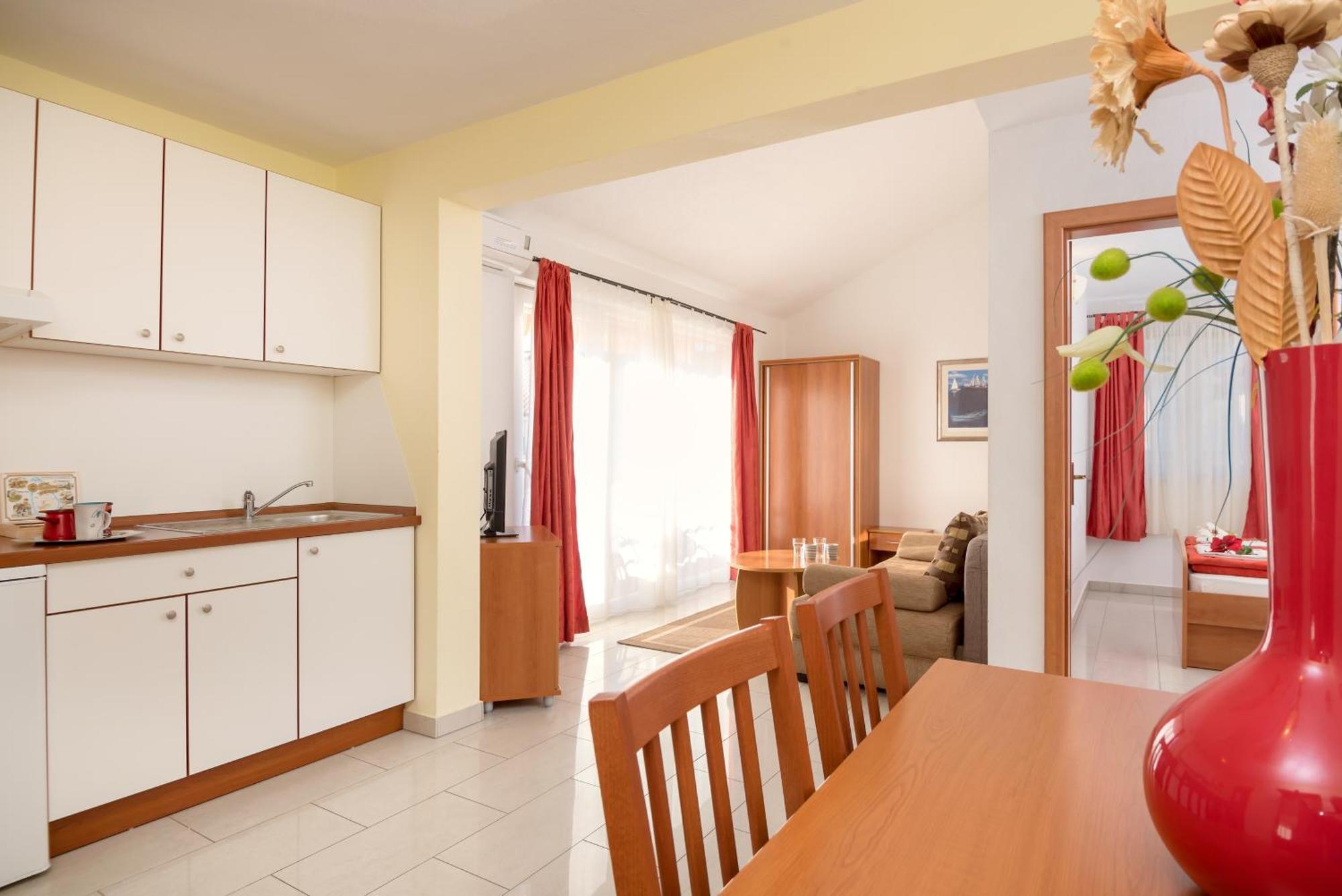 Apartments Vila Adrijana & Fitness Studio Wolf Bv Baska Voda Bagian luar foto