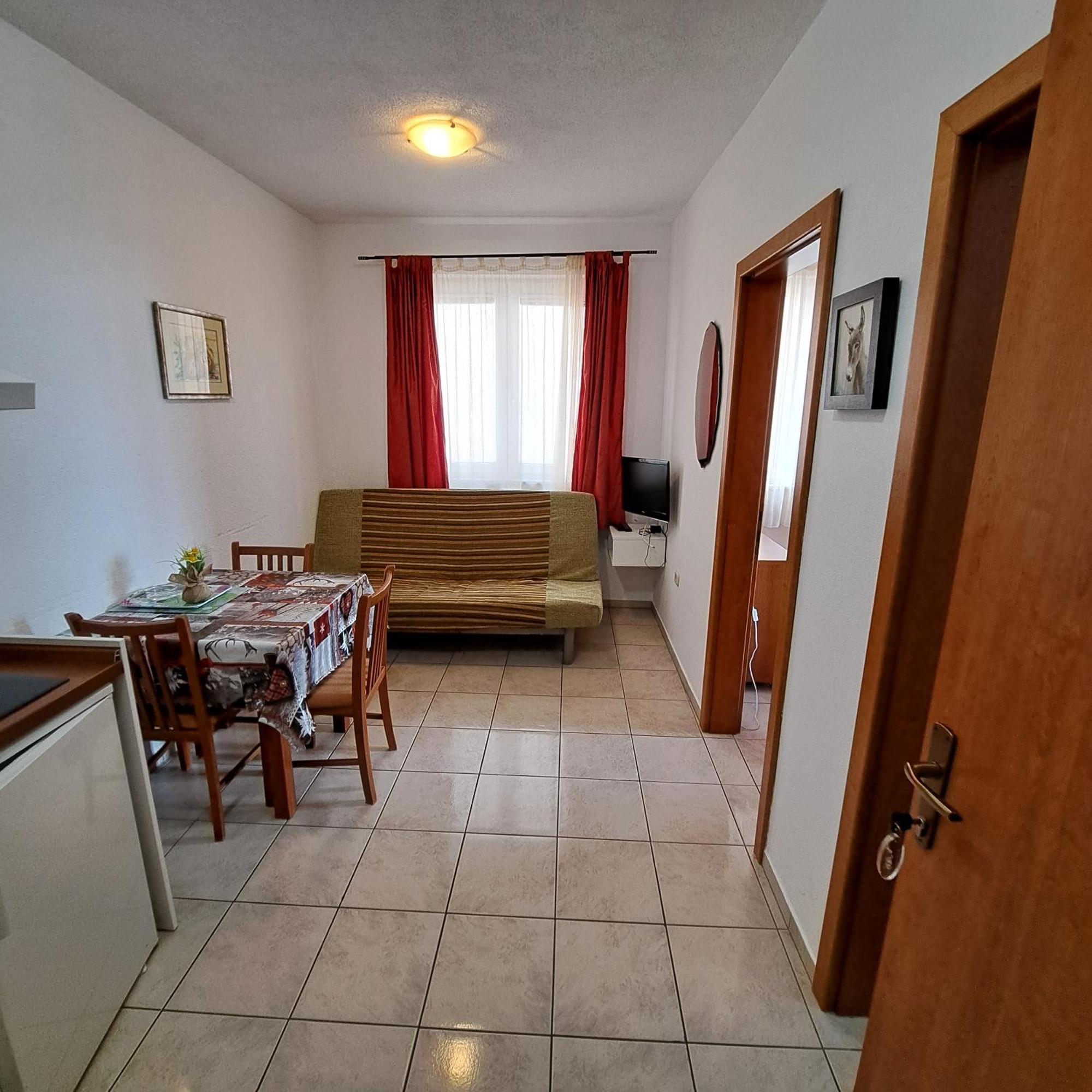 Apartments Vila Adrijana & Fitness Studio Wolf Bv Baska Voda Ruang foto